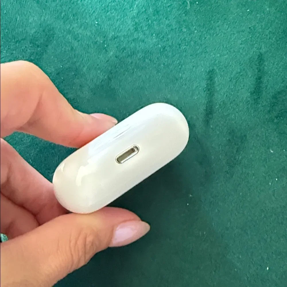 REFURBISHED AirPod Pro 2 - With White Wireless Earbuds Case - LIKE NEW